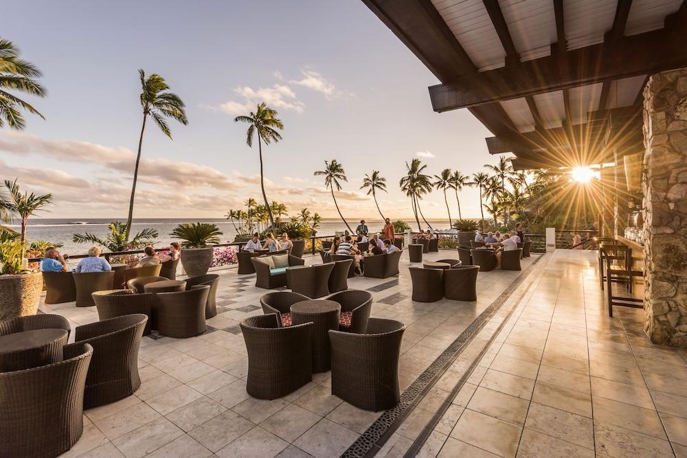 Hotel The Warwick Fiji Korolevu  Zewnętrze zdjęcie Sunset at the Beach Bar
