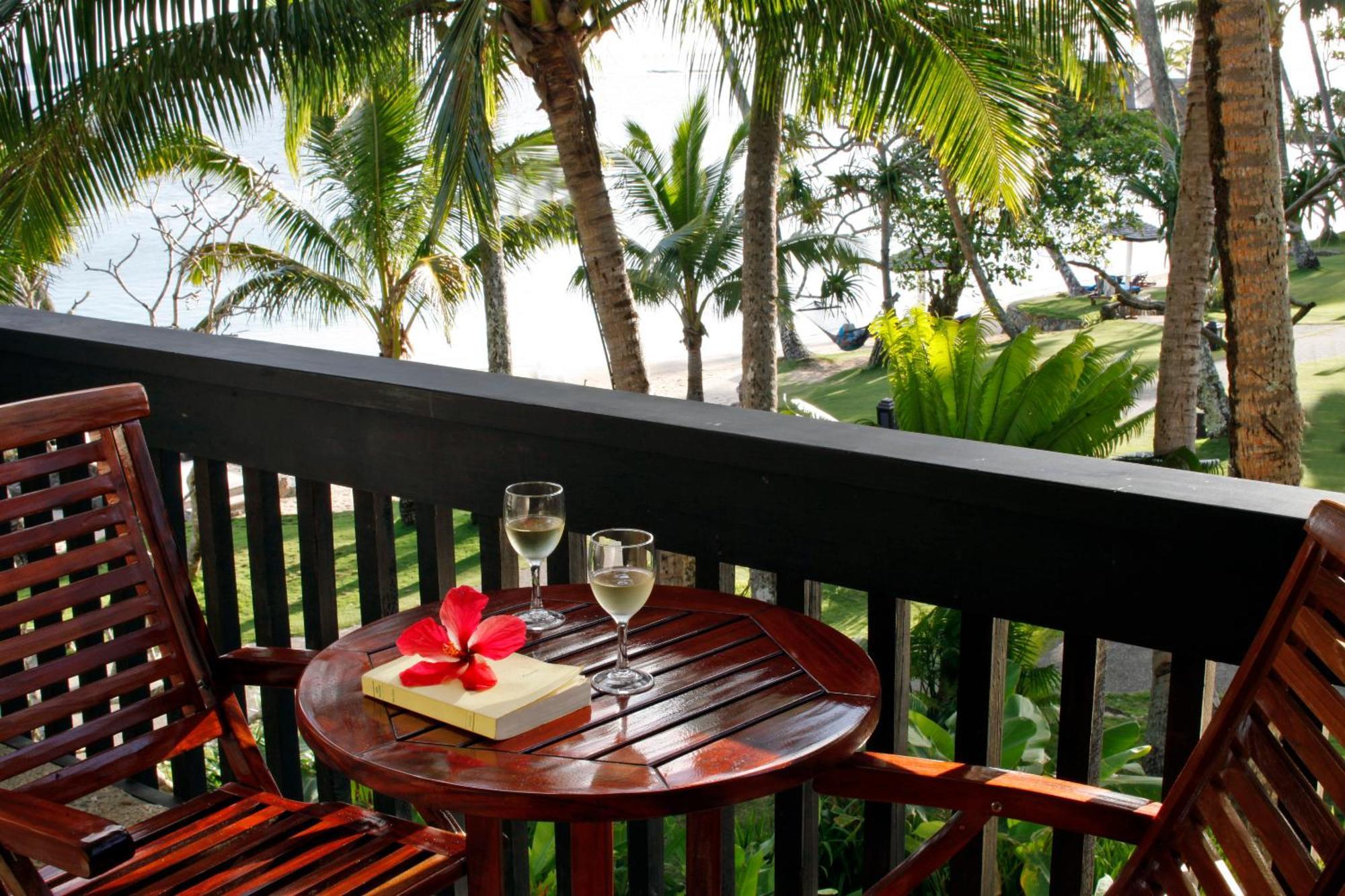 Hotel The Warwick Fiji Korolevu  Zewnętrze zdjęcie A balcony at the resort