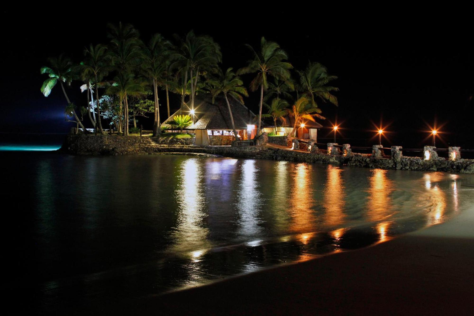 Hotel The Warwick Fiji Korolevu  Zewnętrze zdjęcie Night view of the beach