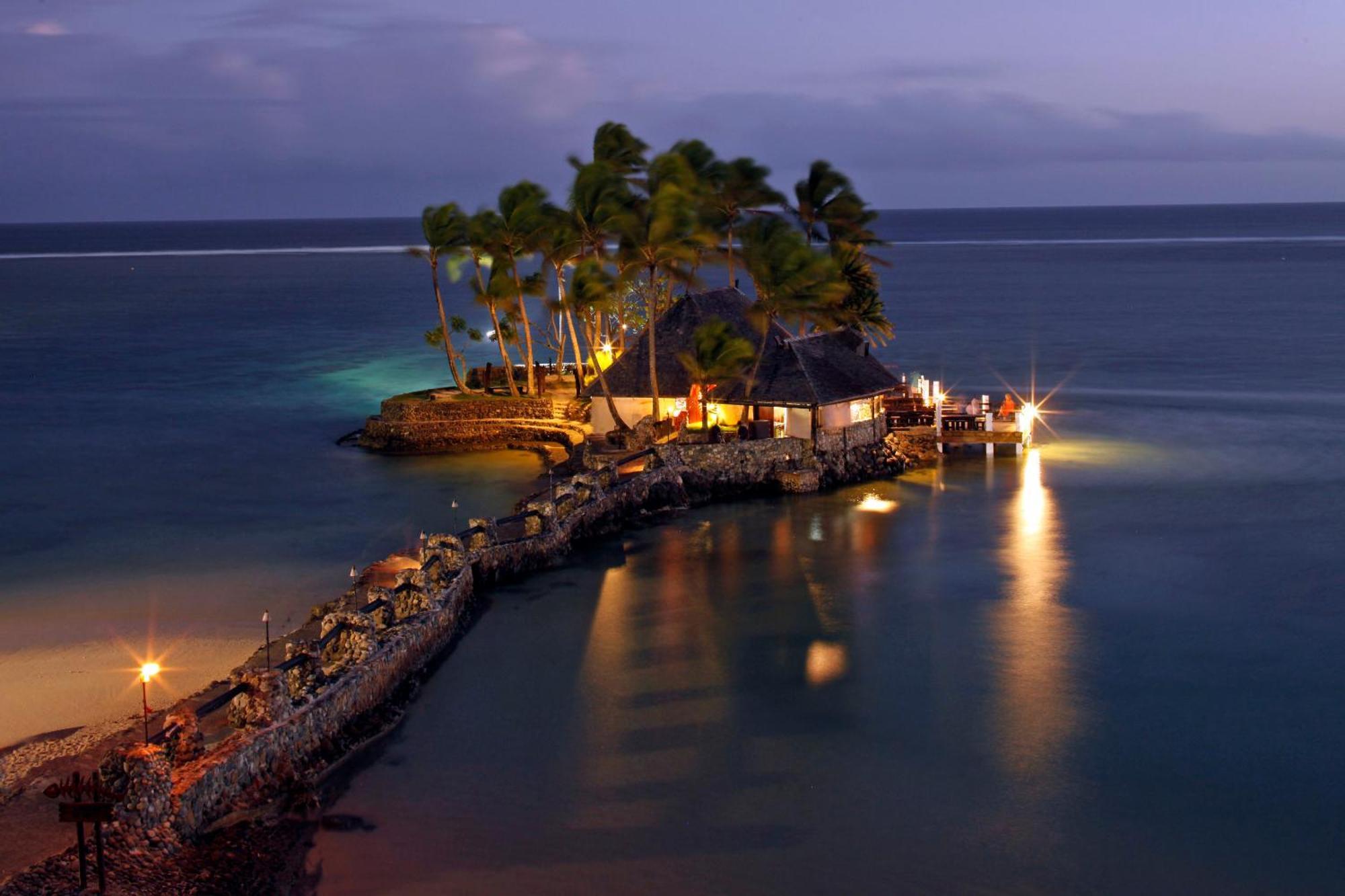 Hotel The Warwick Fiji Korolevu  Zewnętrze zdjęcie The Rock at night