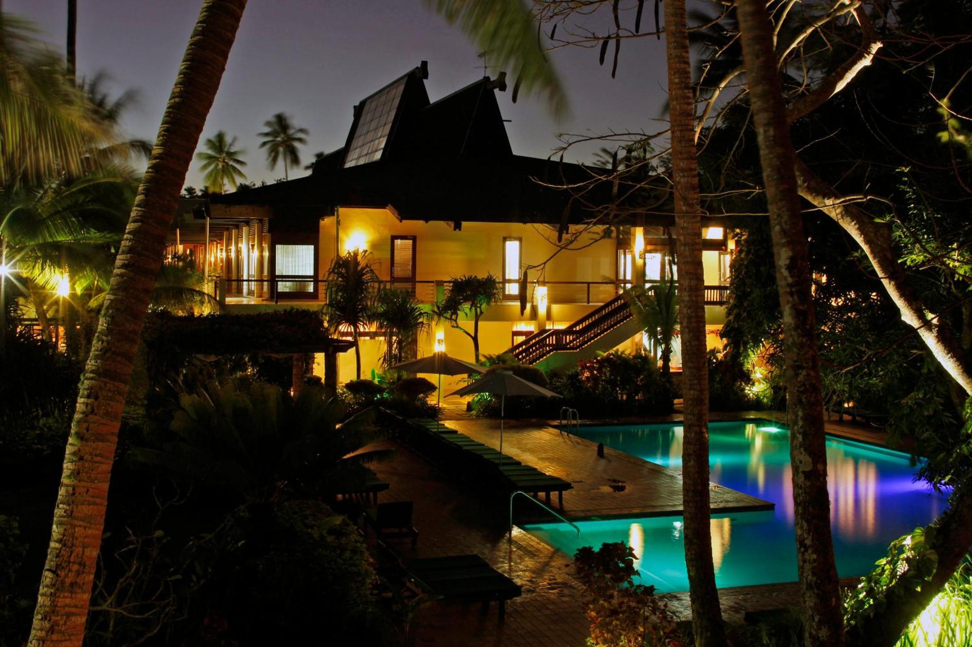 Hotel The Warwick Fiji Korolevu  Zewnętrze zdjęcie The house at night