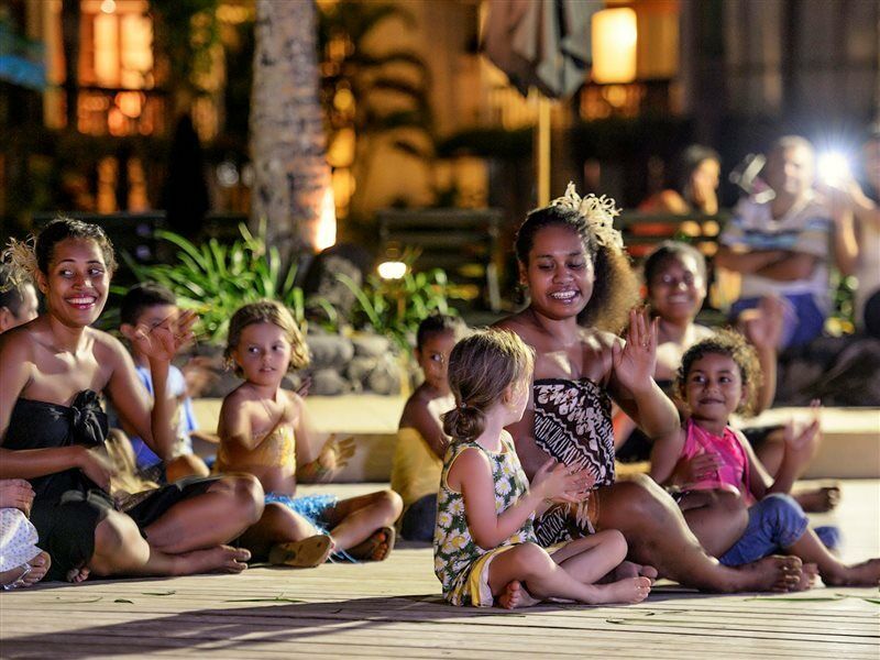 Hotel The Warwick Fiji Korolevu  Zewnętrze zdjęcie A family from the Cook Islands